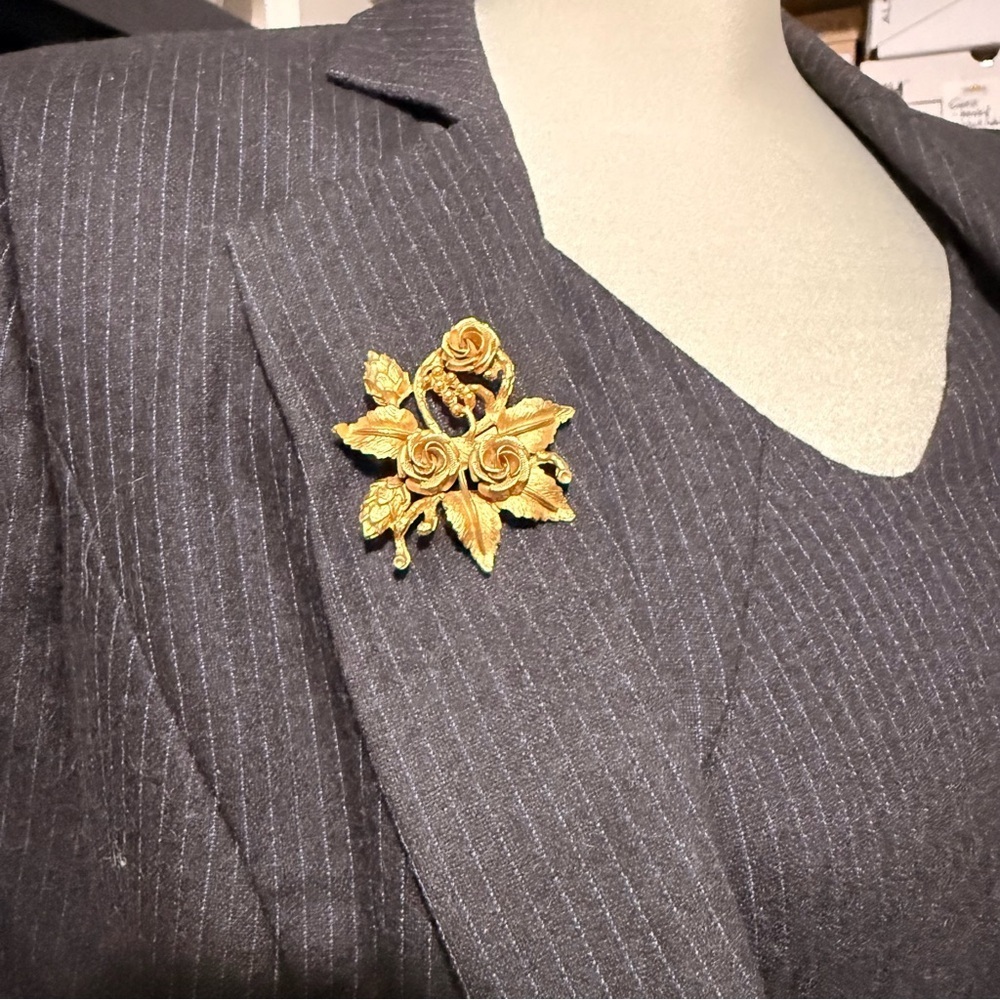 Elegant Gold Rose Brooch